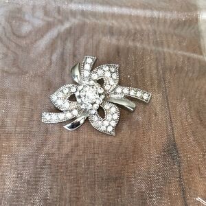 Vintage Elegant Silver Floral Crystal rhinestone  Brooch